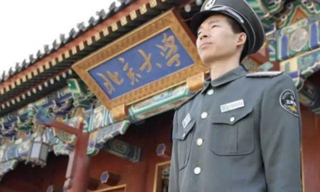 当年在北京大学站岗的保安，转眼已经43岁了，他的命运改变了吗？