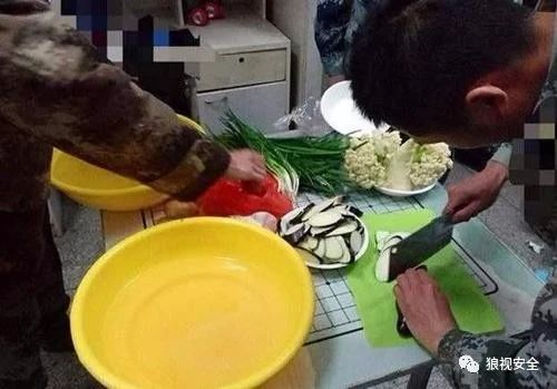 解放军的万能小黄盆：上午洗菜，晚上泡脚，还有辣眼睛操作