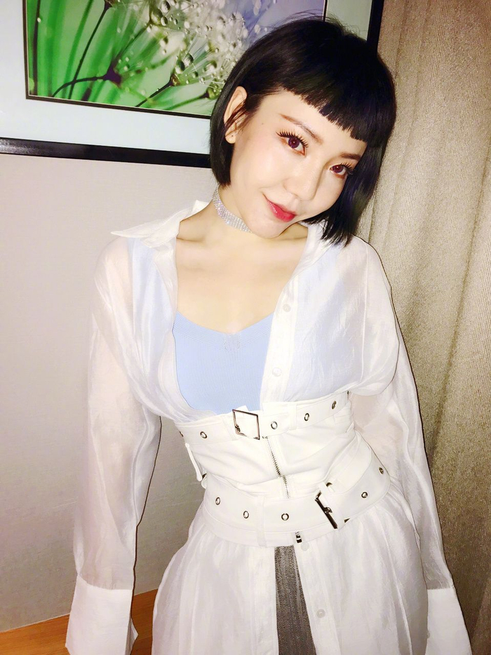 吴莫愁为扮嫩拼了！一身彩虹裙还不够，还要穿上红绿“阴阳袜”