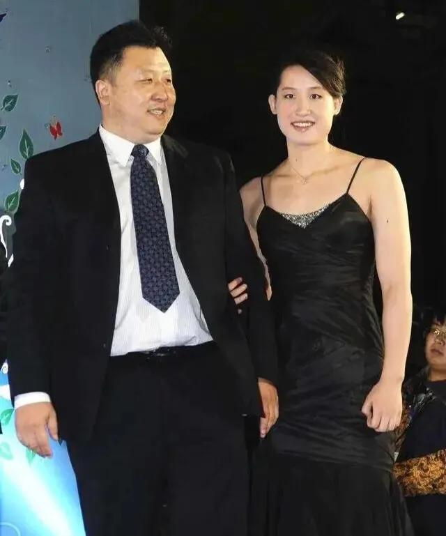 ​奥运冠军赠恩师百万豪车，甚至还以身相许，母亲赞同她如此报恩