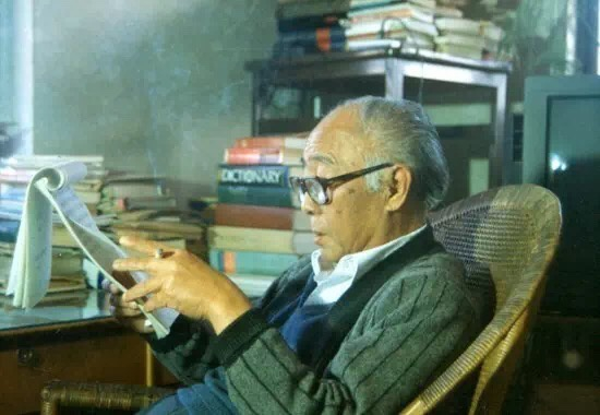 1993年，汪曾祺家中审稿