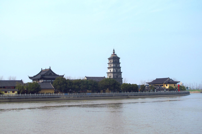 运河上的镇国寺塔，保留了唐代建筑风格，被称为“南方的大雁塔”