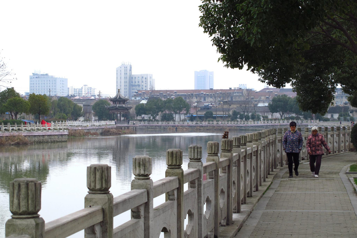 汪曾祺在小说《大淖记事》中描写的大淖，如今是市民休闲散步的小公园