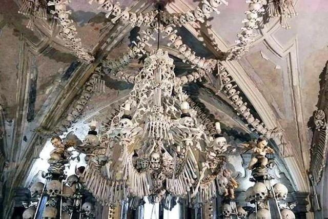 令人毛骨悚然的人骨教堂，四万尸骨变艺术品，全是成年男尸
