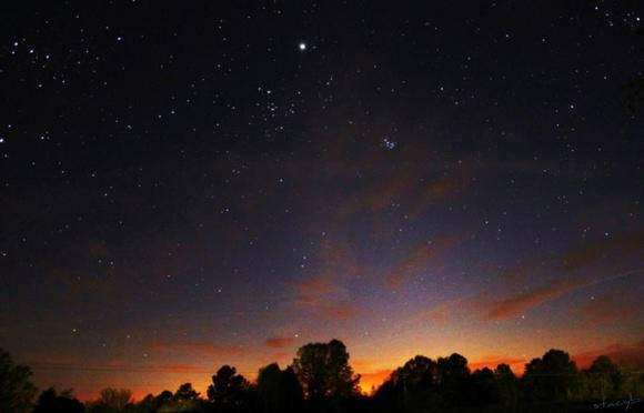 请定好您的闹钟，明天晚上，西方夜空可赏“金星伴月”天文奇观