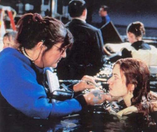 《泰坦尼克号》幕后花絮：导演下水中讲戏，化妆师为露丝化妆！