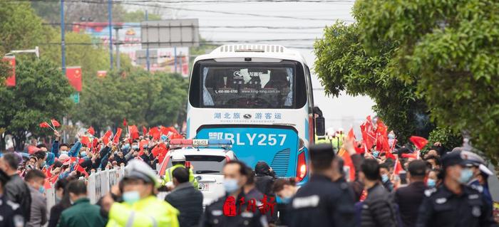 恩情永难忘 | 今天江苏省第二批援阳医疗队16名队员返程回家