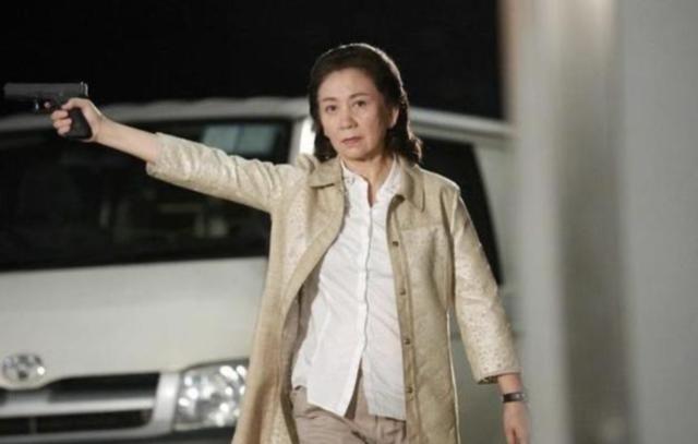 70岁鲍起静为发烧女儿遭医院拒收忿忿不平，赴英探亲数周生活碰壁