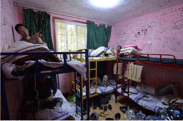 川藏线上的一些小旅馆，房间男女混住，为什么游客都抢着住