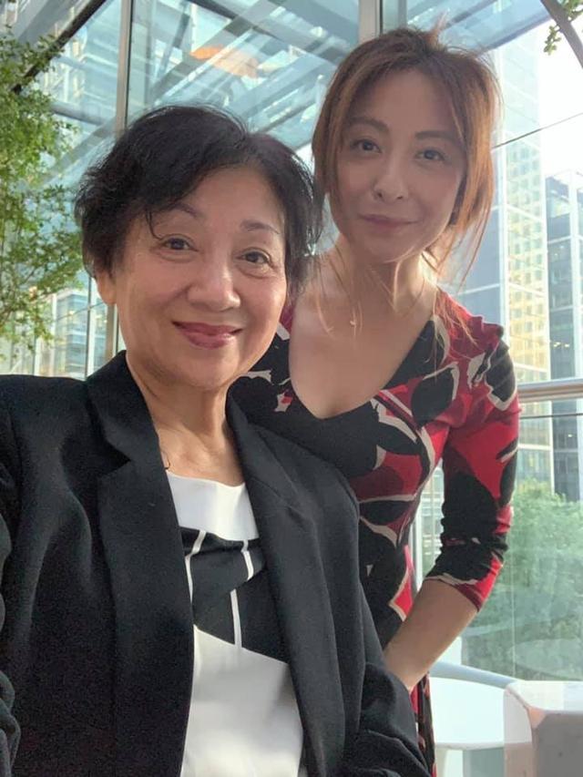 70岁鲍起静为发烧女儿遭医院拒收忿忿不平，赴英探亲数周生活碰壁
