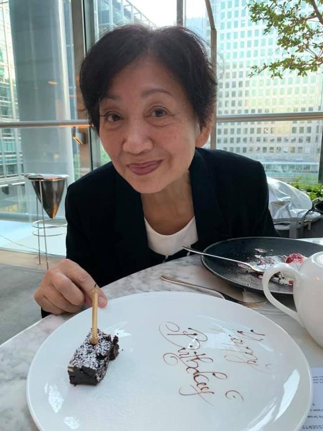 70岁鲍起静为发烧女儿遭医院拒收忿忿不平，赴英探亲数周生活碰壁