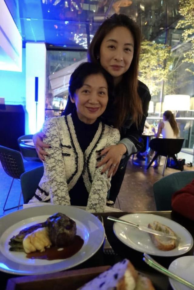 70岁鲍起静为发烧女儿遭医院拒收忿忿不平，赴英探亲数周生活碰壁