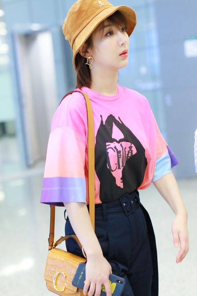 杨紫品味越来越时髦，穿粉色T恤配工装裤走机场，轻松美出国际范