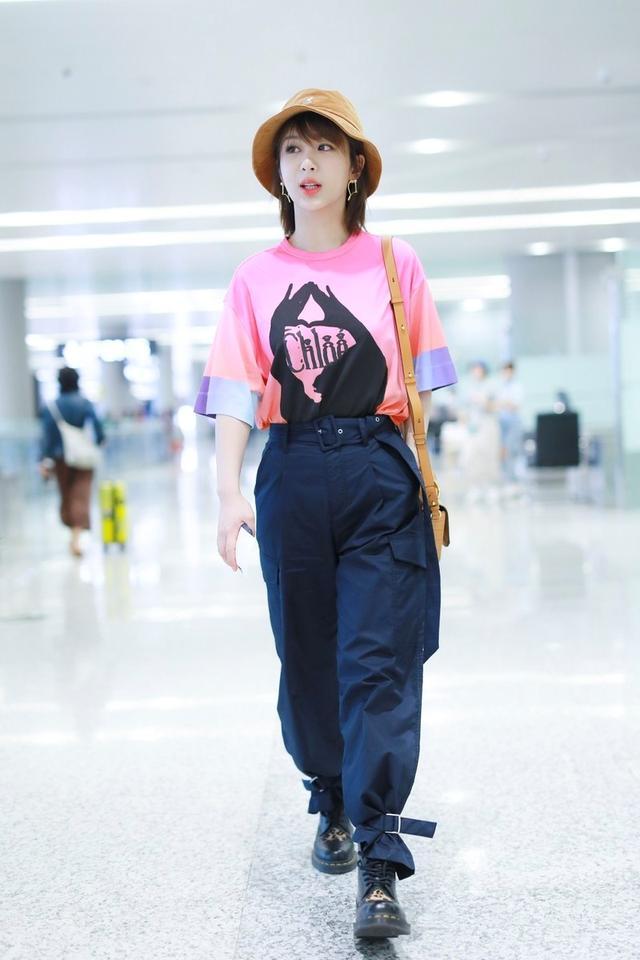 杨紫品味越来越时髦，穿粉色T恤配工装裤走机场，轻松美出国际范