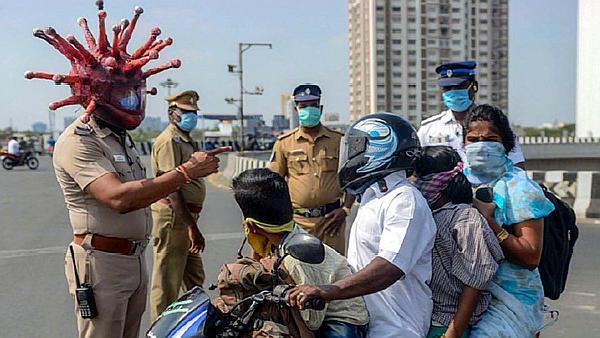 印度交警扮新冠肺炎病毒希望民众加强防疫，良苦用心谁人可知？