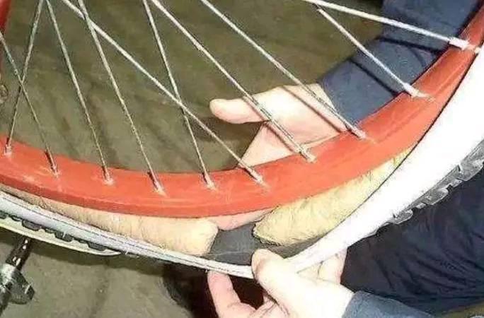 男子偷自行车，骑回家过程中觉得“硬邦邦”，拆开轮胎后果断报警