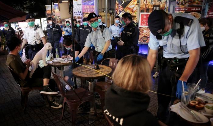 香港餐厅限客令生效 警方巡查现场用尺量桌距