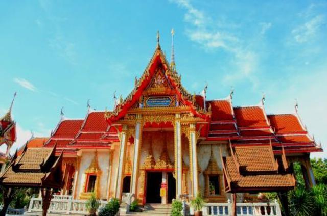 泰国一座包容性很强的寺庙，可以燃放鞭炮，香火不断游客众多