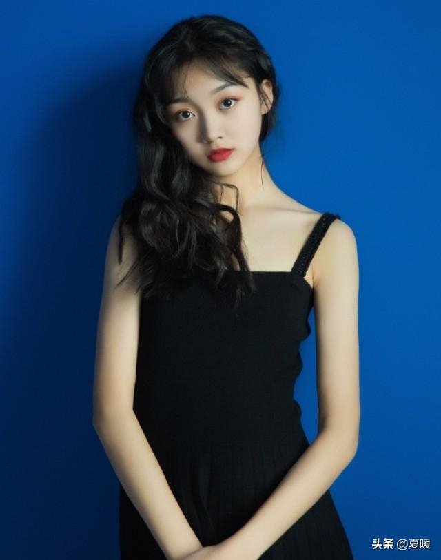 显气质,并且收腰的款式更是修饰了她的身材,穿后很显腰细,特别的迷人