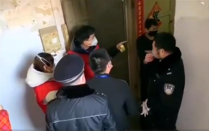 郑州“毒王”刚出院就刑拘，感染期带姐妹花出玩，网友求重判
