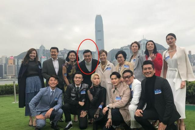 黄浩然陪儿子沙滩玩耍,趁机晒日光浴大秀肌肉