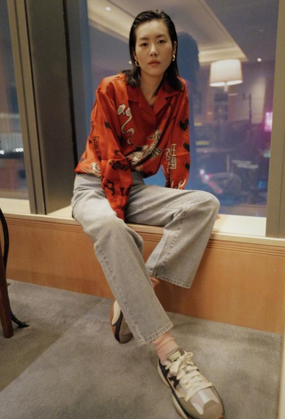 刘雯不愧是国际超模，身穿“睡衣”走秀，她才是真正的女王