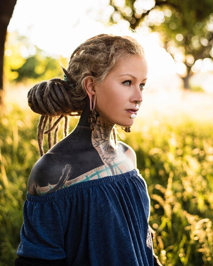 身体全盘纹身的德国模特阿努卡特斯,紫色眼球漂亮吗?