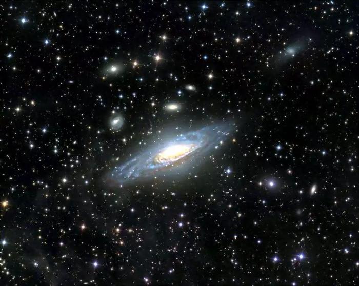 银河系才2千亿颗恒星，这个星系拥有超过1万亿颗恒星
