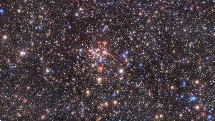 银河系才2千亿颗恒星，这个星系拥有超过1万亿颗恒星