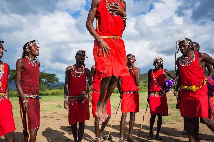 非洲草原隐居着一神秘部落，肯尼亚马赛人，弹跳力十足出门带木棍