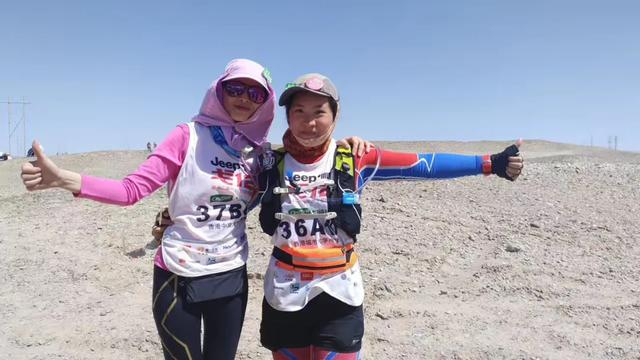 [郭小珍在戈壁赛场上]