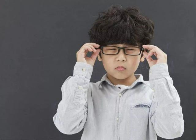 为什么眯着眼睛比睁大眼睛看得清?科学家深入研究,最终找到答案
