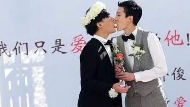第一个公开“同性恋”并结婚明星，曾引起舆论地震，他现状如何？