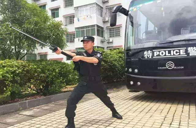警察巡逻背着“大宝剑”,作用是干啥的?千万不是小看它