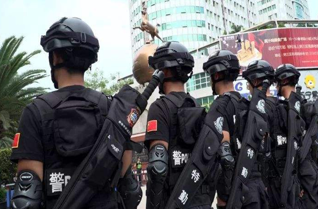 警察巡逻背着“大宝剑”,作用是干啥的?千万不是小看它