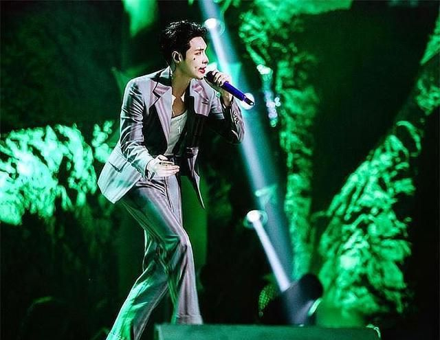 张艺兴《我是唱作人2》首演舞台，小丑妆太惊艳了！歌曲又燃又炸