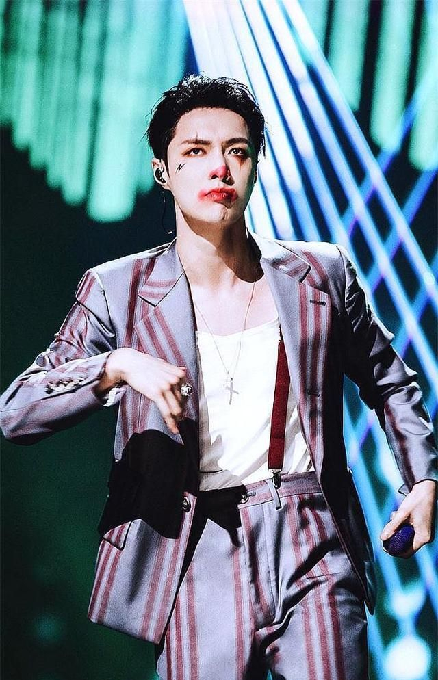 张艺兴《我是唱作人2》首演舞台，小丑妆太惊艳了！歌曲又燃又炸