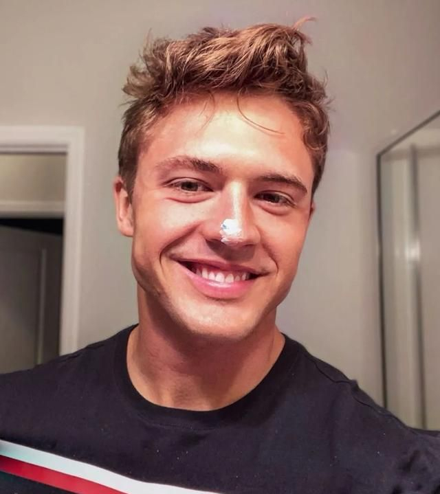 但不得不说,nick topel确实是我心中的完美型,他阳光帅气长相甜美,浅