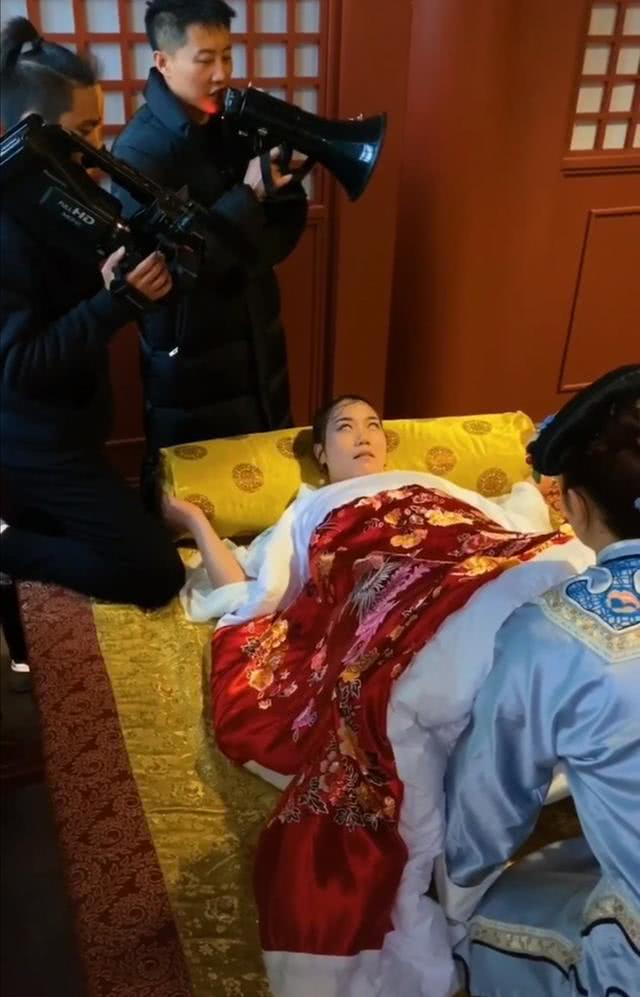 演员生孩子为何如此逼真?"神秘工具"曝光后,网友:心疼摄影师