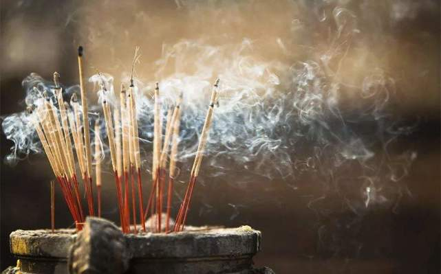 香火旺盛的寺庙：一年收入高达上千万，最终这些钱会到谁的口袋？