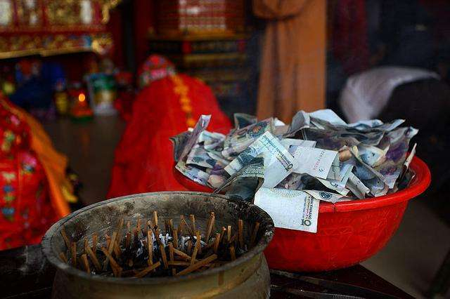 香火旺盛的寺庙：一年收入高达上千万，最终这些钱会到谁的口袋？