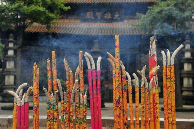 香火旺盛的寺庙：一年收入高达上千万，最终这些钱会到谁的口袋？