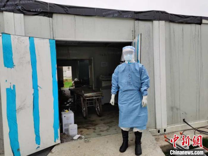 李恒在武汉的工作照，他身后是火神山医院临时病理科。　黄歆 摄