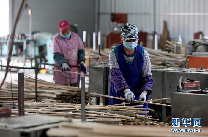 广西融安：竹制品外贸企业赶订单忙生产