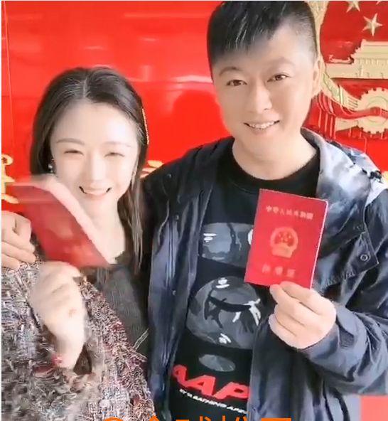 谢永强的妻子颜值也是相当高,小小的瓜子脸,五官精致笑起来眉眼弯弯