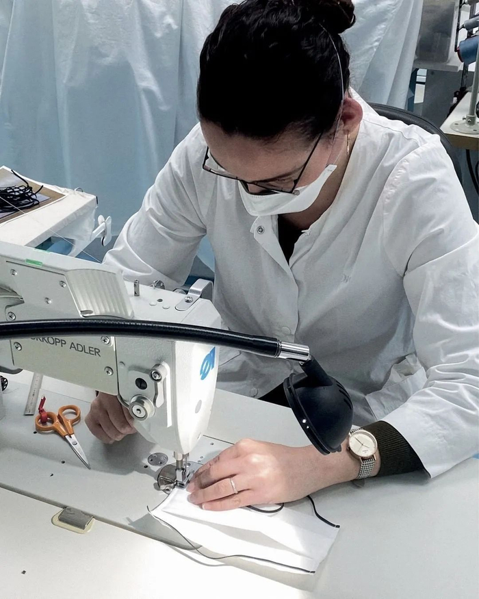 △ Dior 口罩与口罩生产线。图片来源 | Instagram