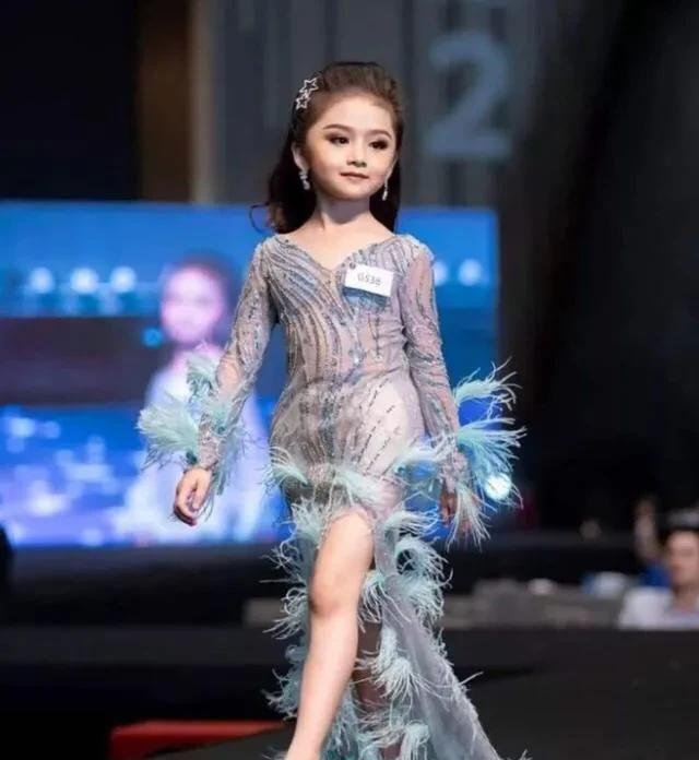泰国六岁女孩获“选美冠军”，看到她妈妈那一刻