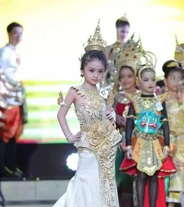 泰国六岁女孩获“选美冠军”，看到她妈妈那一刻