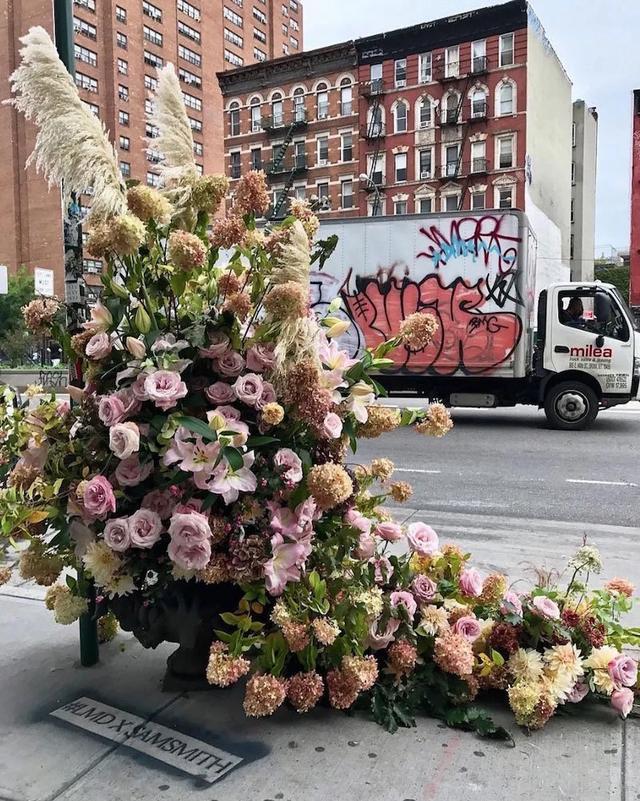 花艺师的作品，纽约街头盛放鲜花，疫情当中小手段，给我们大希望