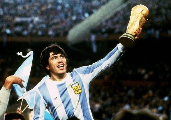 群星璀璨！阿根廷足坛的7大球星：马拉多纳和梅西谁更强？